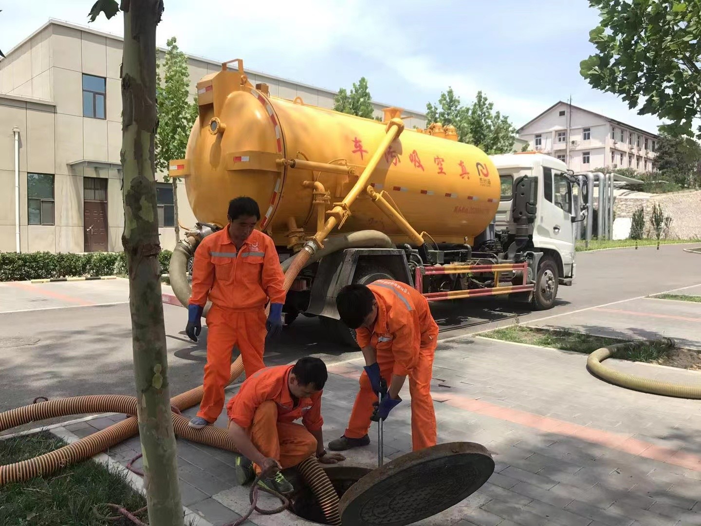 丰台管道疏通车停在窨井附近