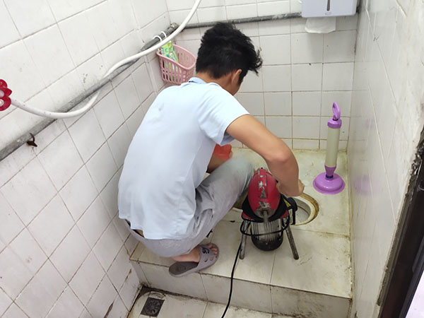 丰台肥皂掉到马桶里把马桶堵住了怎么办？马桶堵住了怎么办